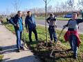 Najstarija učesnica u akciji sadnje drveta sa suprugom